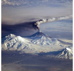 Système magmatique trans-crustale sous les volcans de Kamchatka révélé par le trémor sismo-volcanique